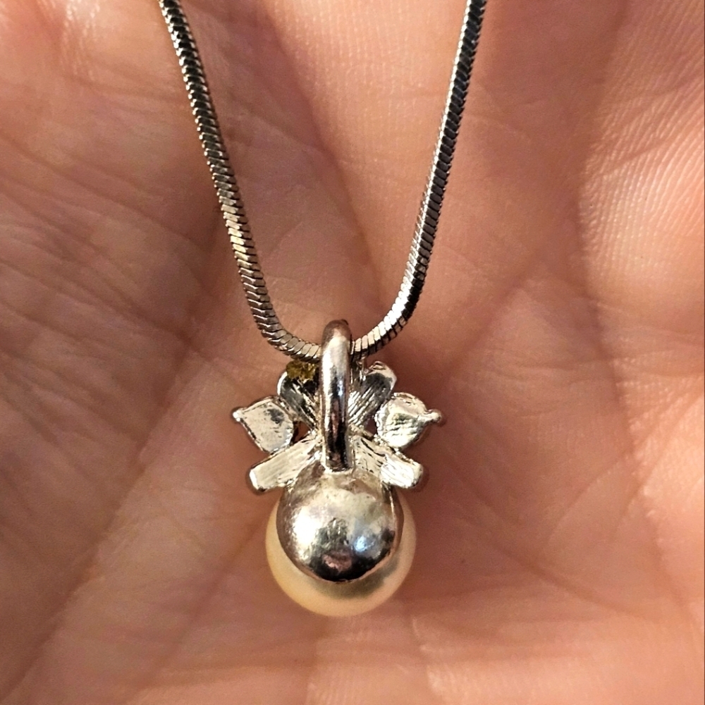 Vtg AVON Pearl and Rhinestone Necklace with Elegant Design N2P19 - Picture 3 of 4